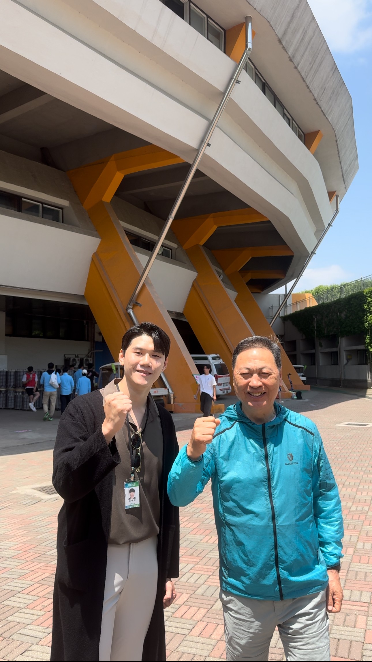 222.jpg 축제장에 들어가자 마자 하태용 이가 우리를 반겨줬습니다