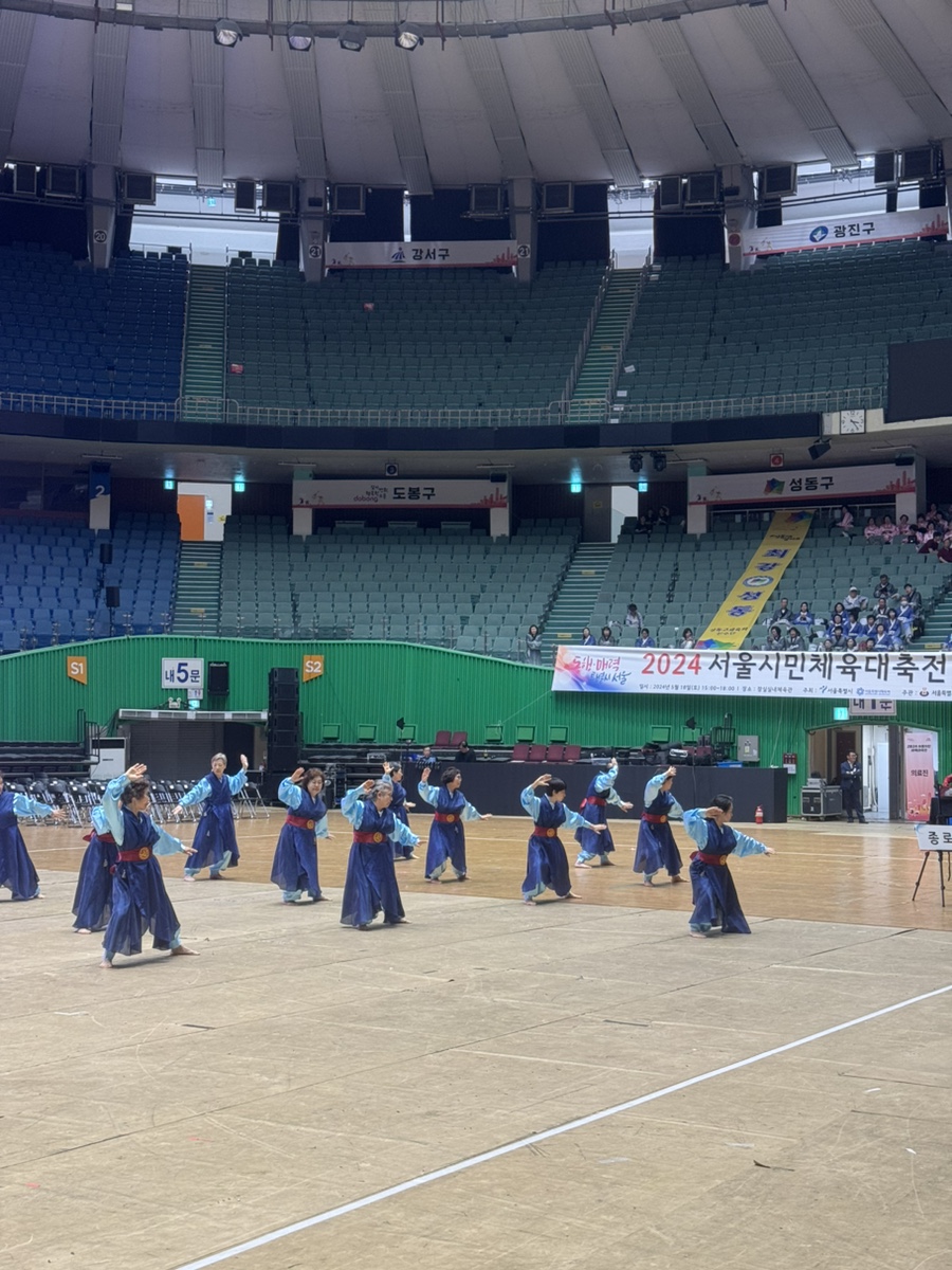 농구가 인기가 많아 시민들이 30분 이상 줄을 섰답니다