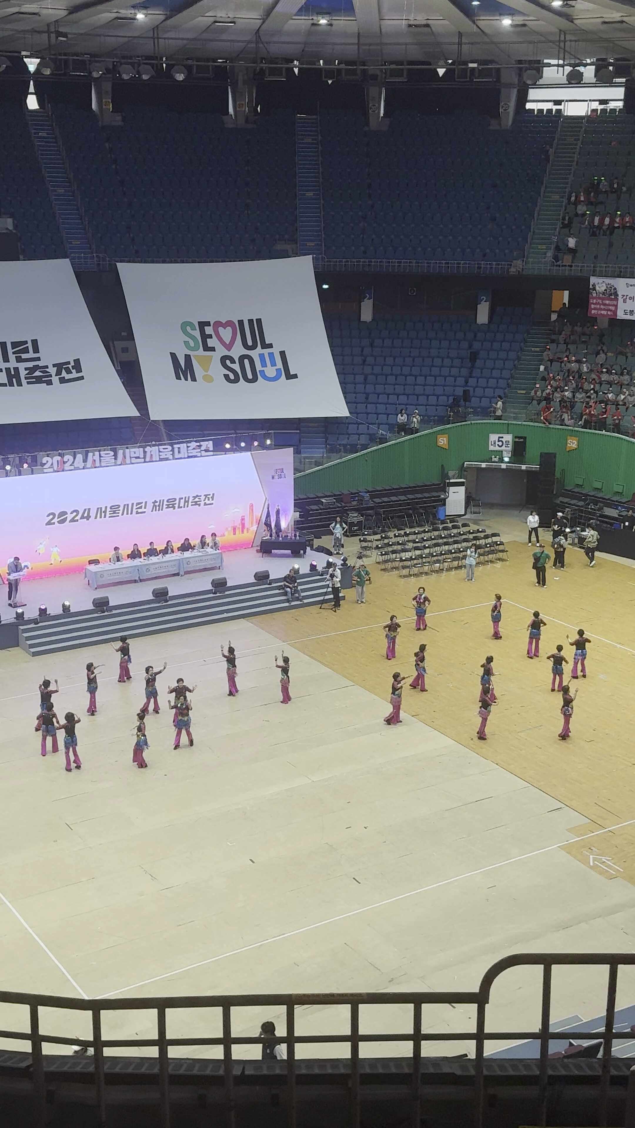 농구가 인기가 많은 만큼 경쟁자가 많았습니다