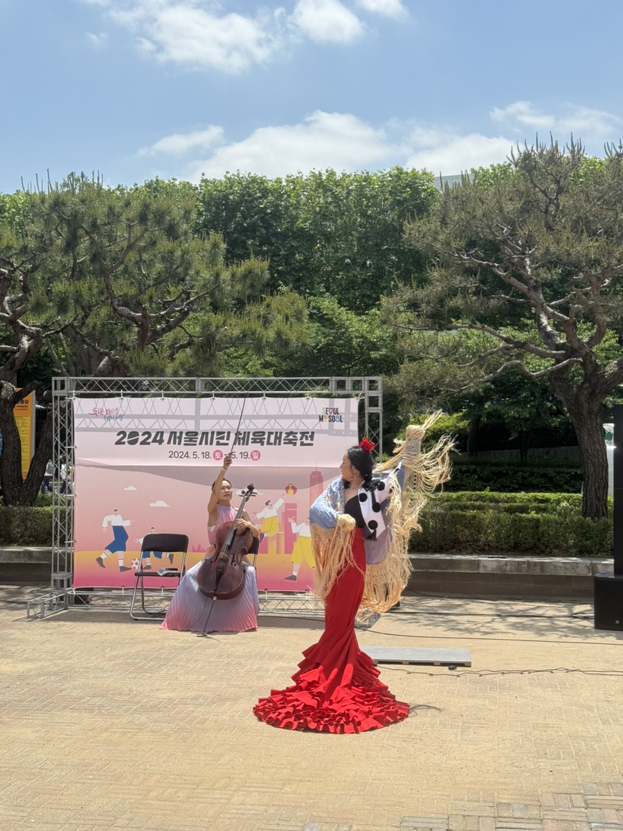 11.jpg 실외에서도 다른 공연이 진행되고 있었습니다