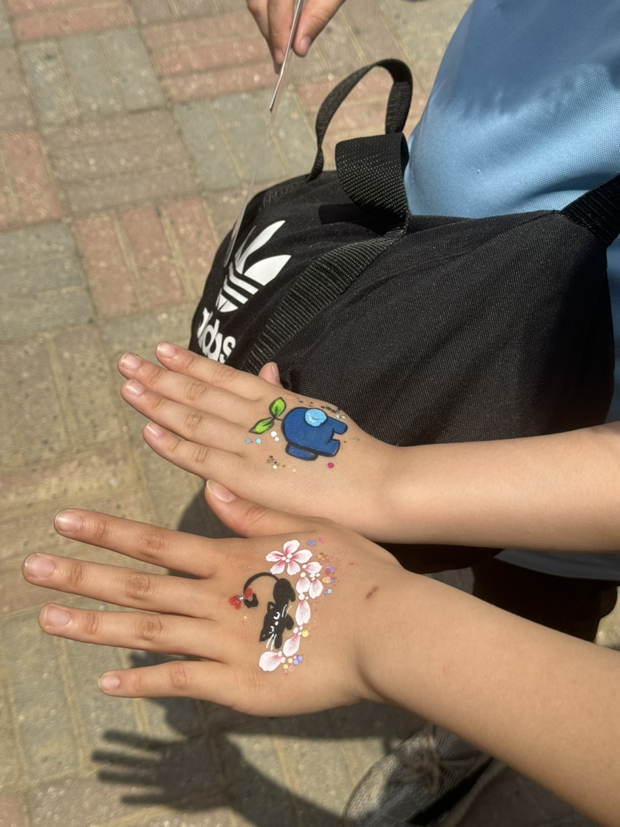 그리고 즐거운 분위기를 만들어주는 페인팅도 할수 있었습니다