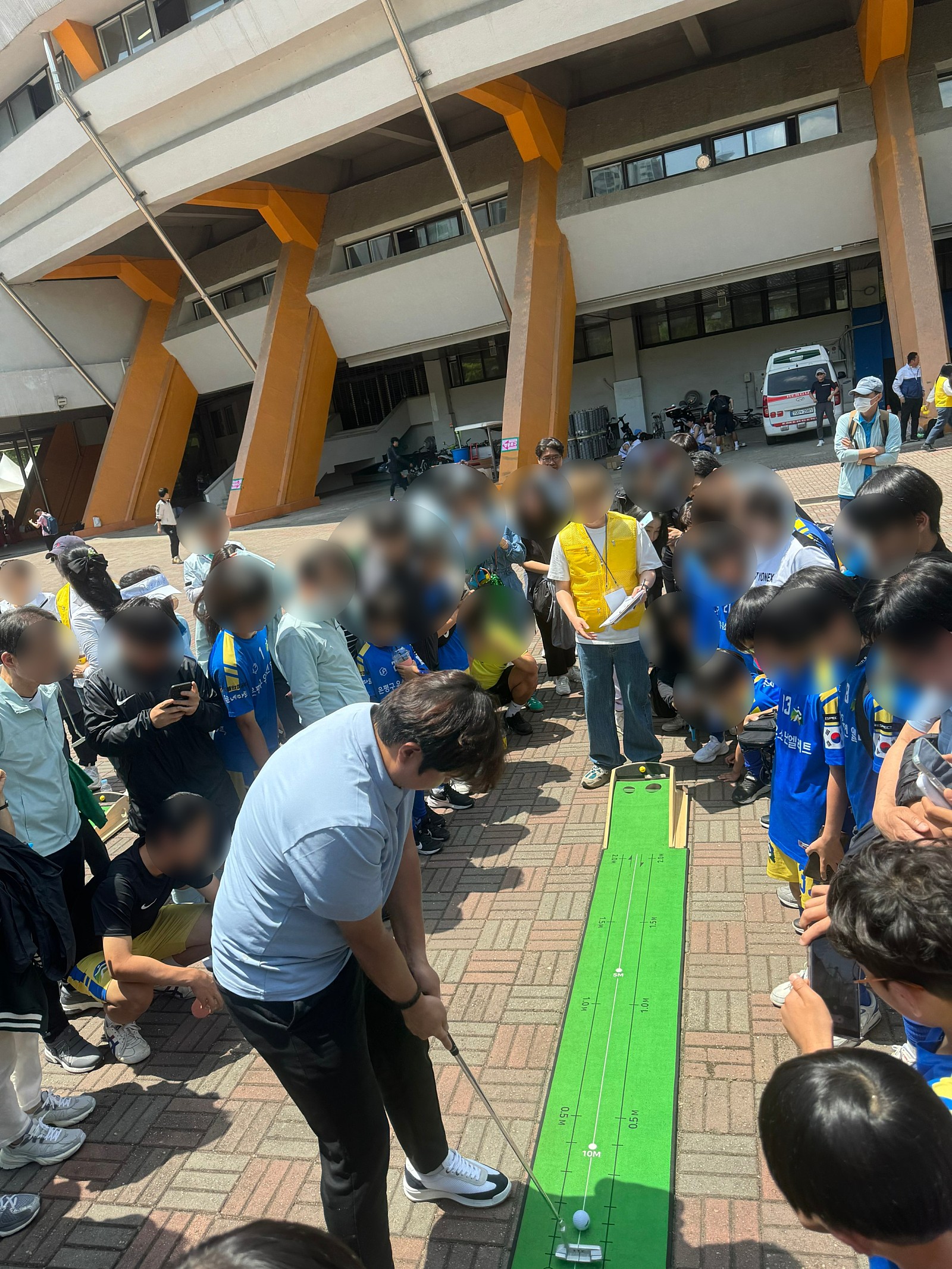 988.jpg 실외에서 할 수 있는 골프 퍼팅도 있었습니다