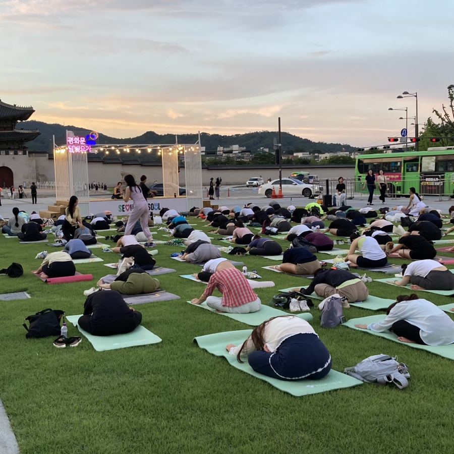 6월 말부터 8월 초까지 매주 화요일, 수요일, 목요일에 광화문에서 달빛요가가 진행된다고 있습니다