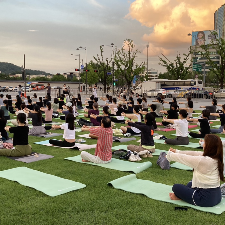 요가 매트는 제공되므로 따로 가져오실 필요 없으며, 편안한 옷과 수건, 물만 준비해가시면 됩니다