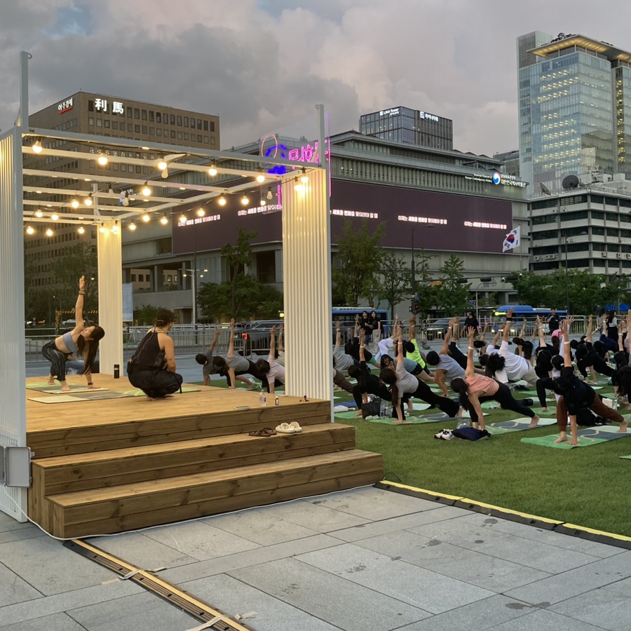 8월 초까지 진행되는 광화문 달빛요가