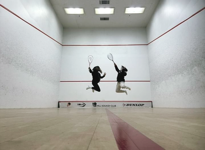 두 번째 실내 스포츠는 요가입니다. 요가는 장소에 구애받지 않고 특별한 준비물 없이 누구나 쉽게 도전할 수 있습니다.