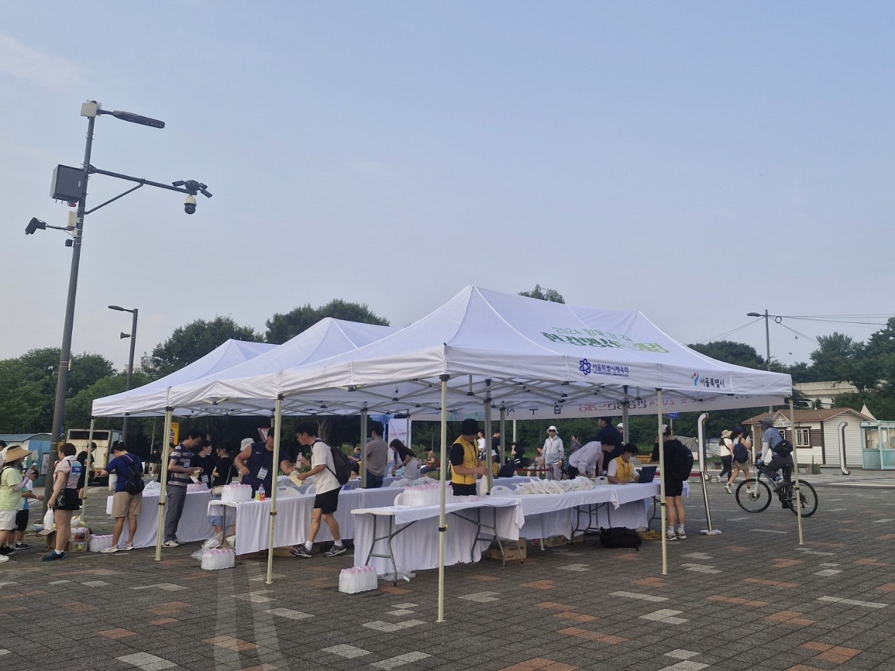 1721657868879.jpg 올해의 4번째 '2024 한강명산트레킹'이 지난 7월 13일 토요일, 선셋 트레킹으로 진행되었습니다