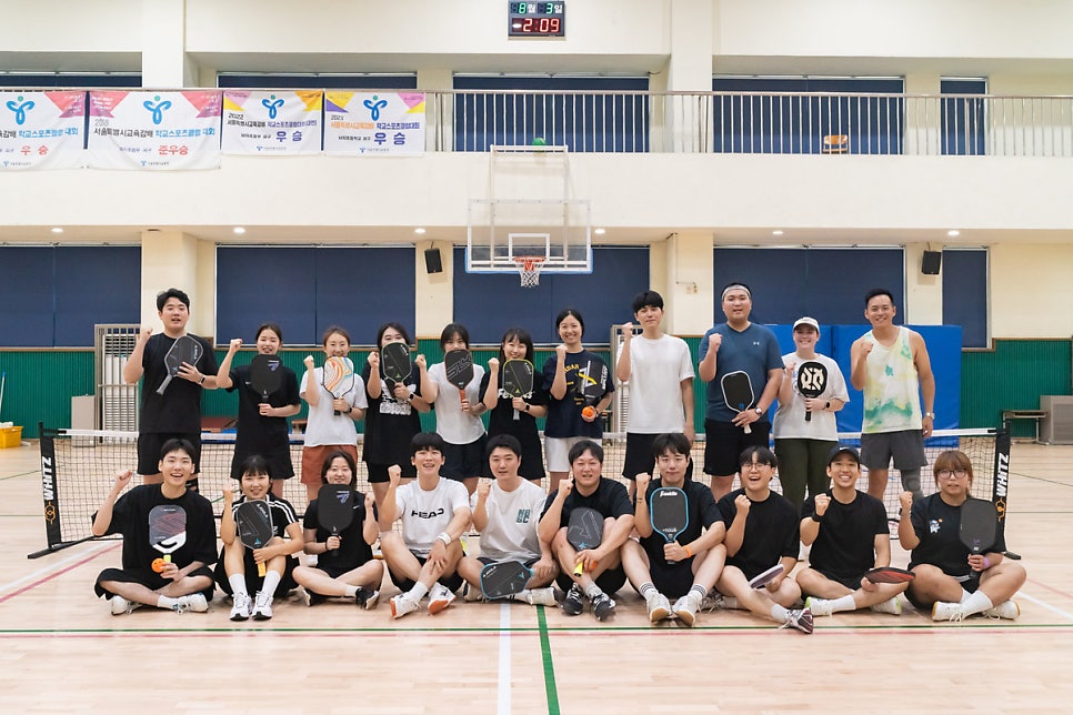 피클볼은 공을 라켓으로 주고받는 스포츠로, 구멍이 뚫린 작고 가벼운 공을 사용해요