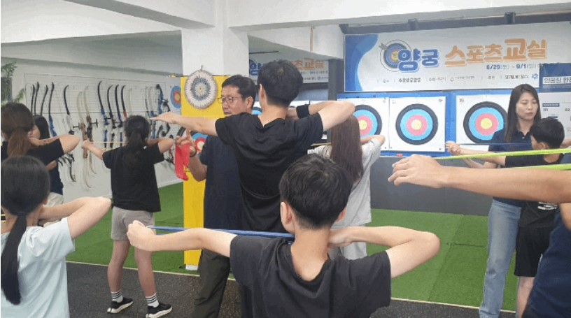 4.jpg 서울특별시 양궁협회는 평소 TV를 통해 접할 수 있는 ‘양궁’을 사람들이 직접 배워봄으로써 생활체육으로 대중화될수 있도록 노력하고 있습니다