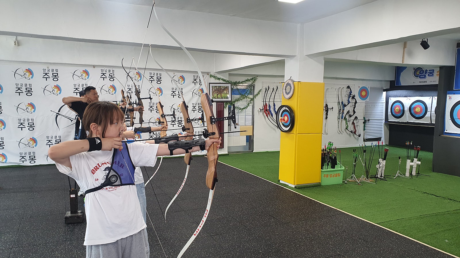 6.jpg 2024 양궁 스포츠교실은 양궁 선수 출신의 선생님, 유소년부터 많은 양궁 선수를 배출한 이태훈 서울시청 양궁 감독님과 함께했습니다