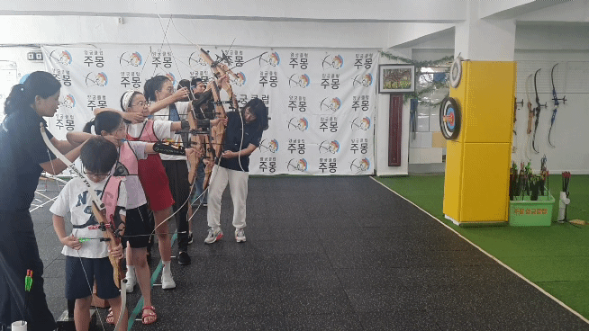 20240720_103632_1.gif 준비 운동을 마친 후, 선생님이 안전 수칙에 관해 설명을 해줍니다