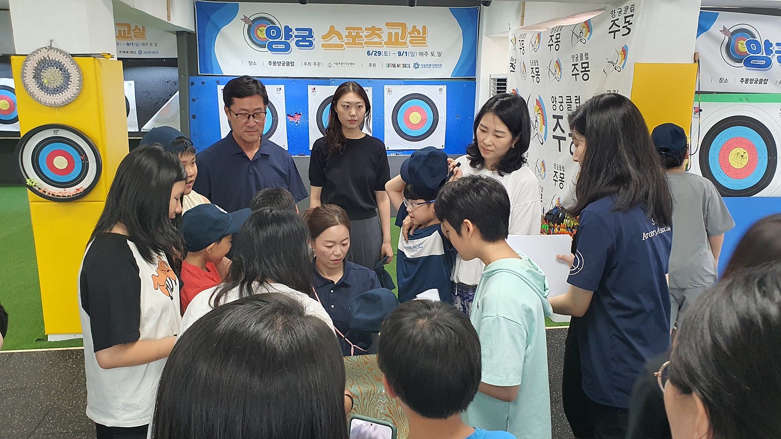 9999.jpg 어느 정도 하체 자세를 잡는 연습을 한 후, 고무줄 대신 활을 잡는 방법, 활을 잡아당기는 연습이 시작됐습니다