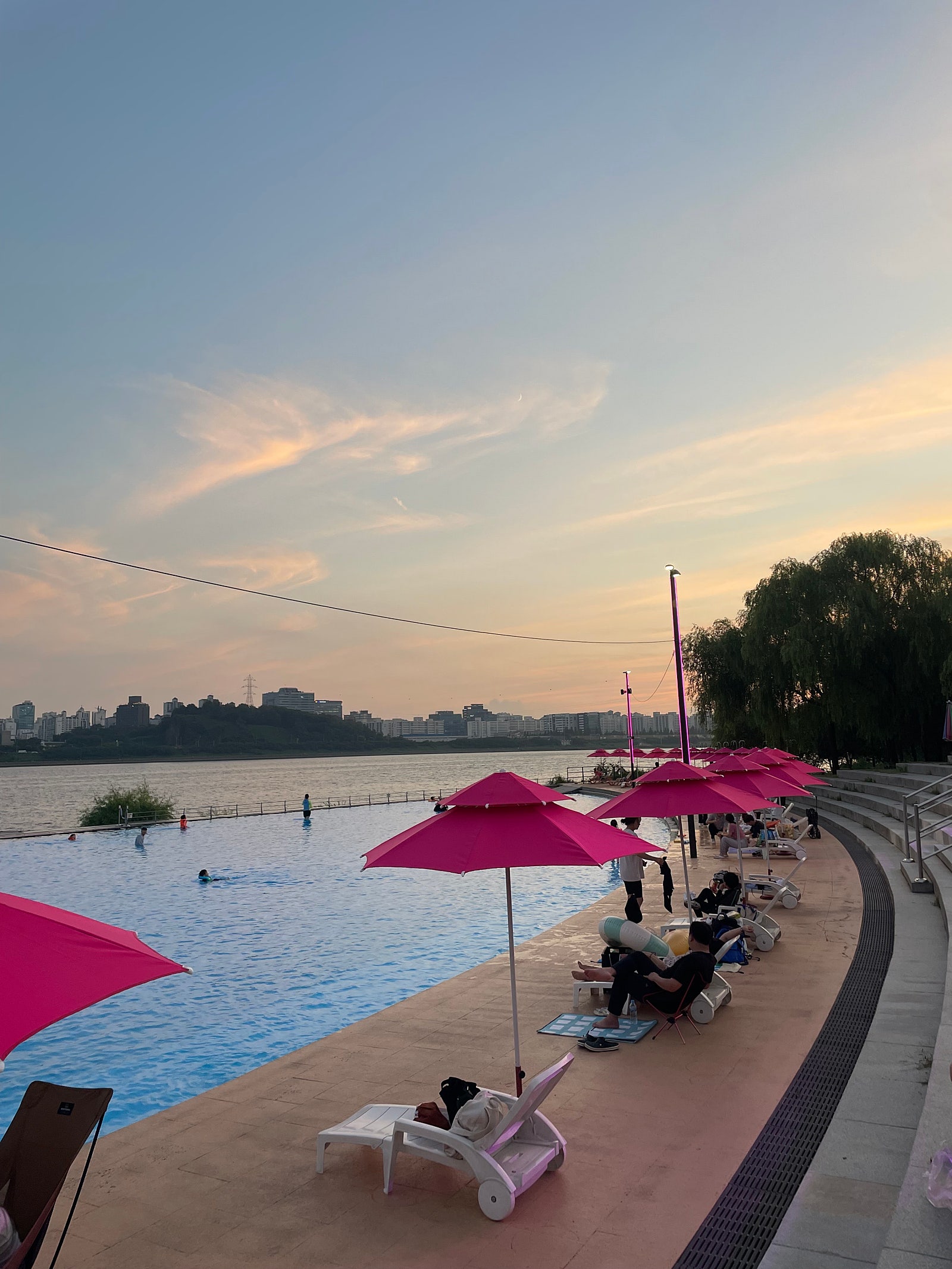 2.jpg 여름이 끝나가지만, 해당 기사로 여름의 끝자락까지도, 조금이나마 즐기시길 바라겠습니다