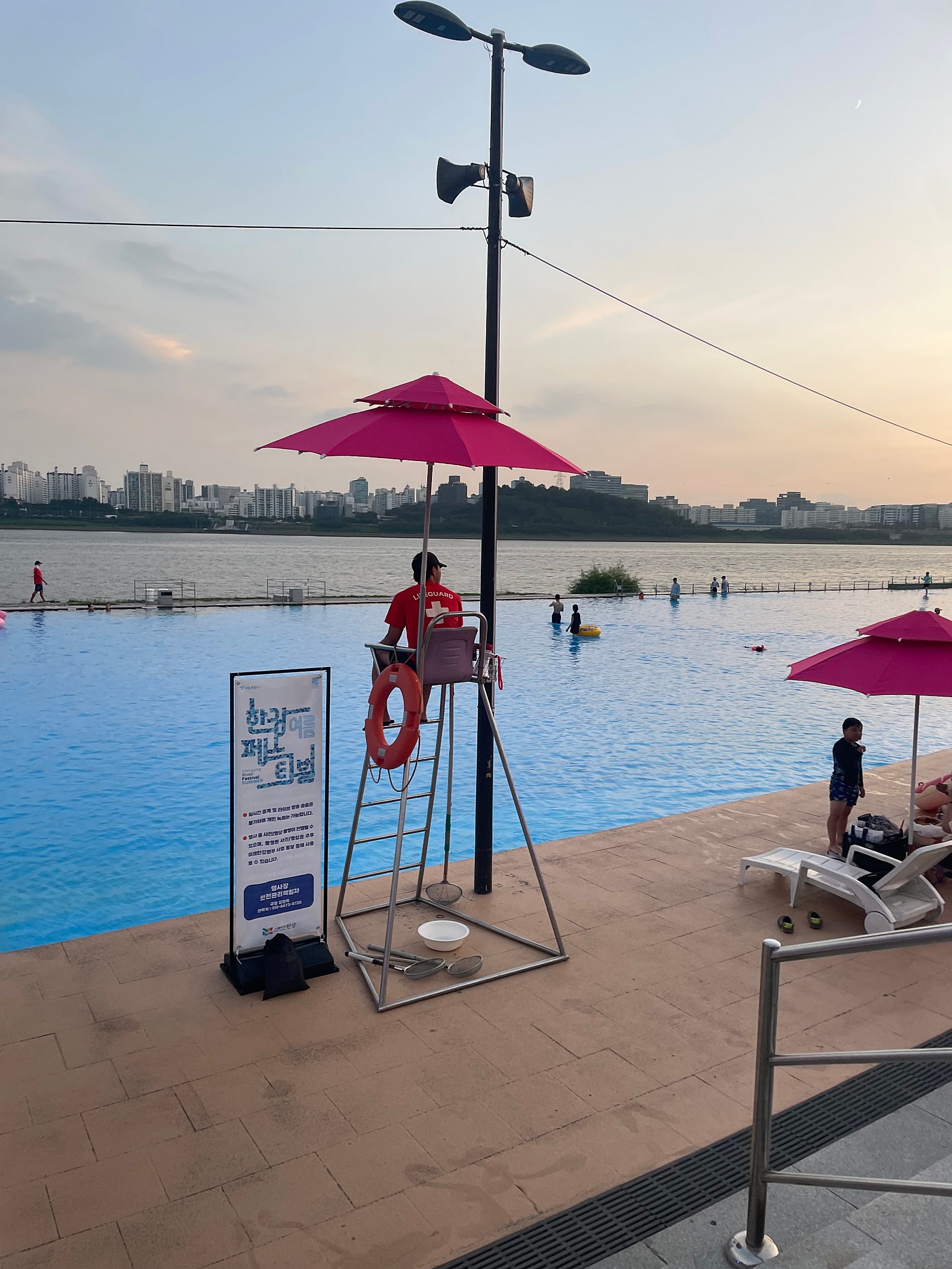 한강뮤직퐁당은 인피니티풀 난지물놀이장에서 재즈 공연과 어쿠스틱 밴드의 공연을 즐기는 행사입니다