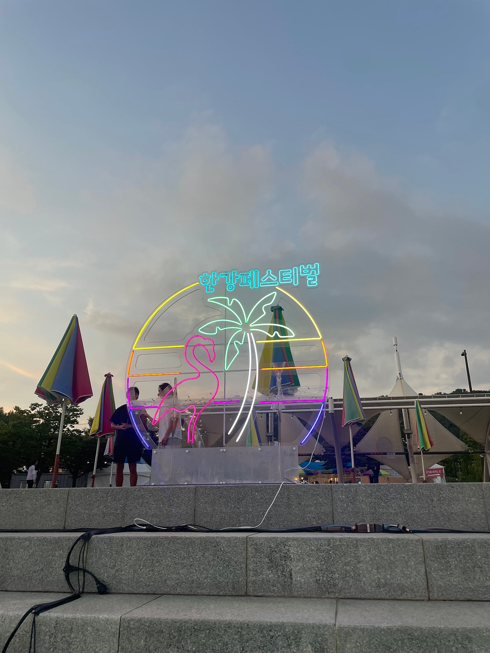 IMG_3461.jpg 9일에는 'Ash trio' , '웜사운드' 공연으로 한강뮤직퐁당을 즐길 수 있습니다