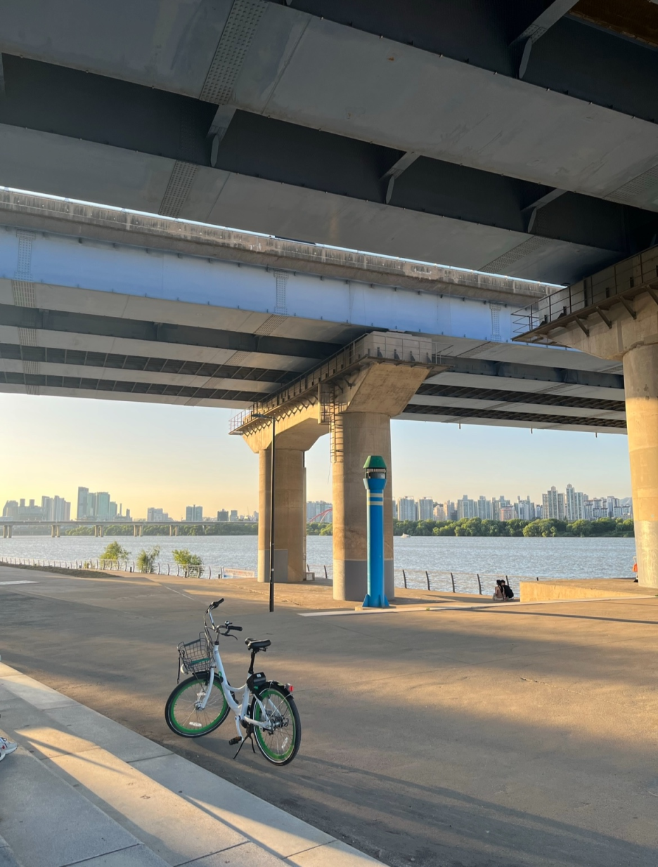 친구를 만나러 갈 때, 출퇴근할 때, 아니면 그냥 산책 삼아 한강을 따라 달리고 싶을 때도 편하게 이용할 수 있는데요,게다가 가격도 저렴하고, 환경에도 좋은 데다, 건강까지 챙길 수 있답니다