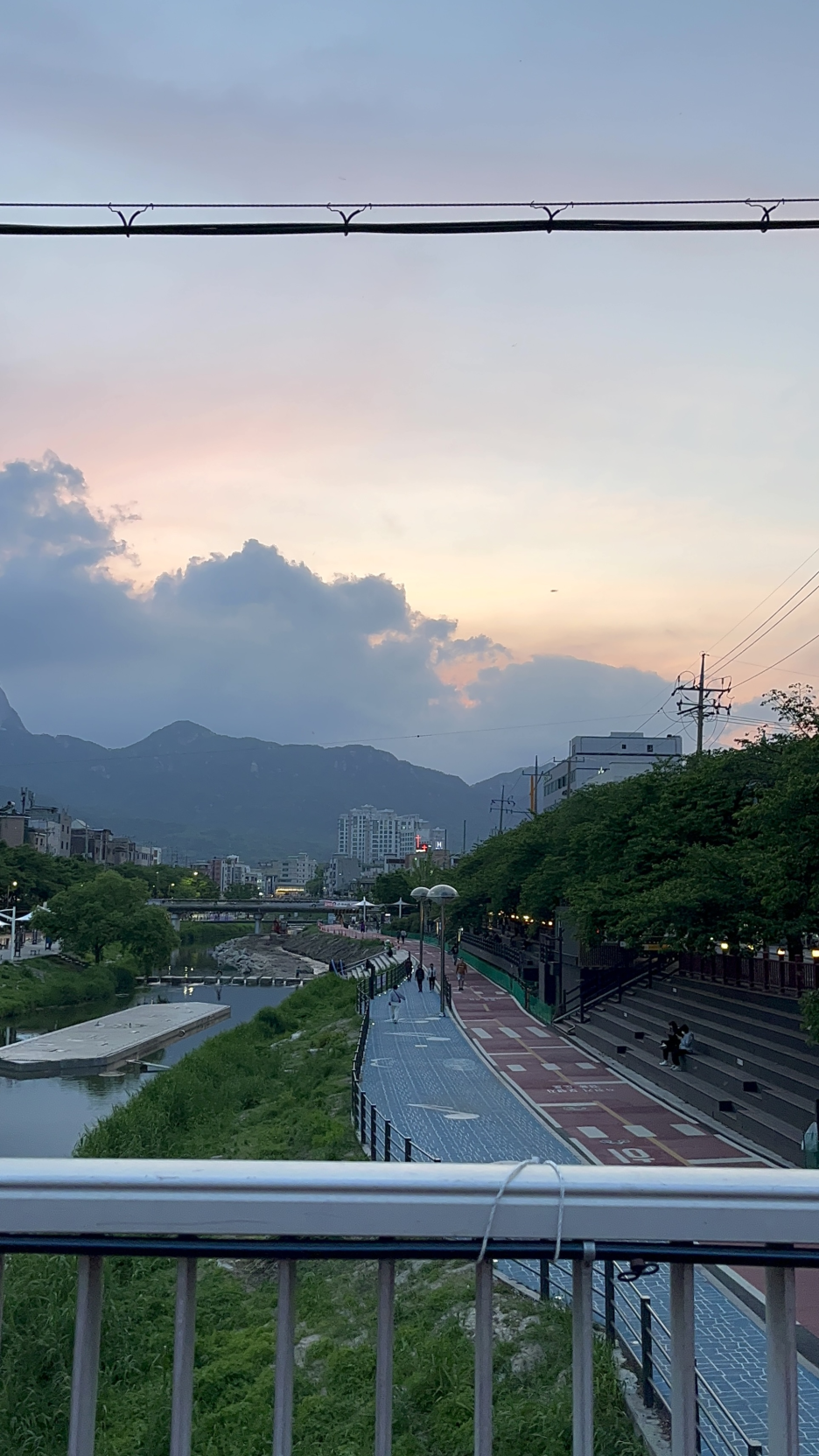 따릉이를 타고 우이천을 따라 조성된 평탄한 자전거 도로를 달리며, 자연을 가까이에서 느낄 수 있습니다