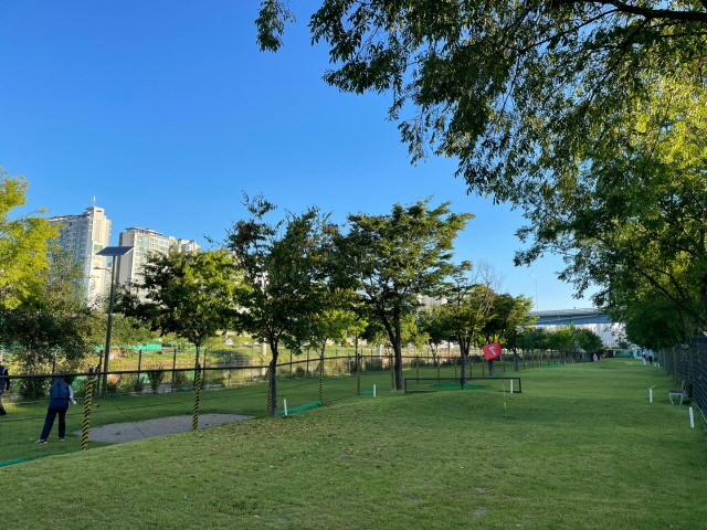 먼저 골프의 축소판으로 불리는 만큼 일반 골프와 달리 작은 공간에서 즐길 수 있습니다.