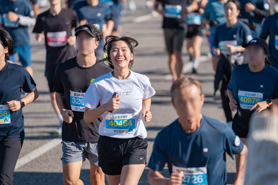 빈 도로를 수많은 인파가 휩쓸고 지나갈 때