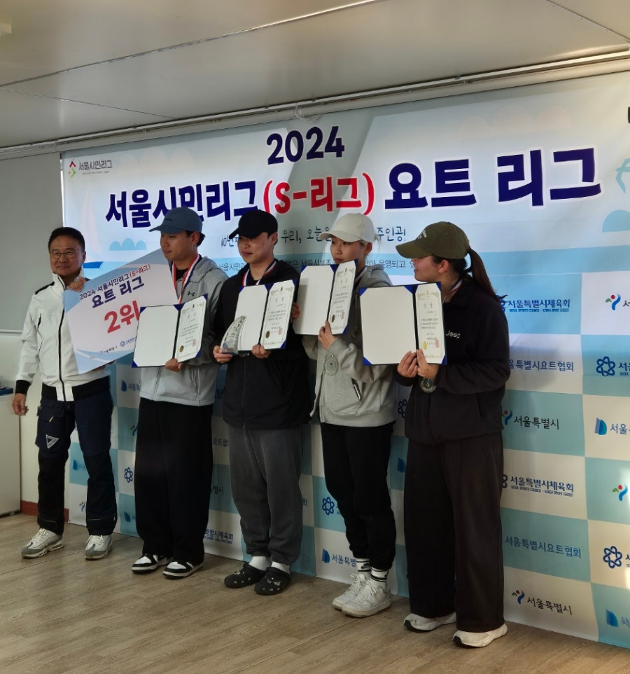 요트는 자연을 만끽하며 즐길 수 있는 스포츠입니다.